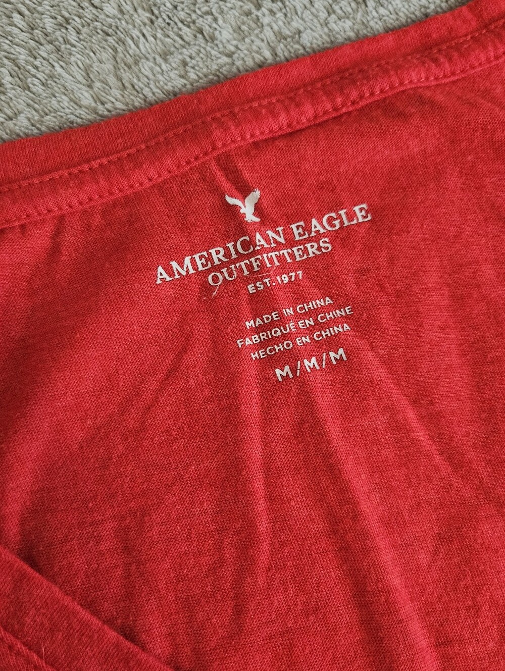 American Eagle Outfitters Red V-Neck Short Sleeve Tee - Picture 3 of 5